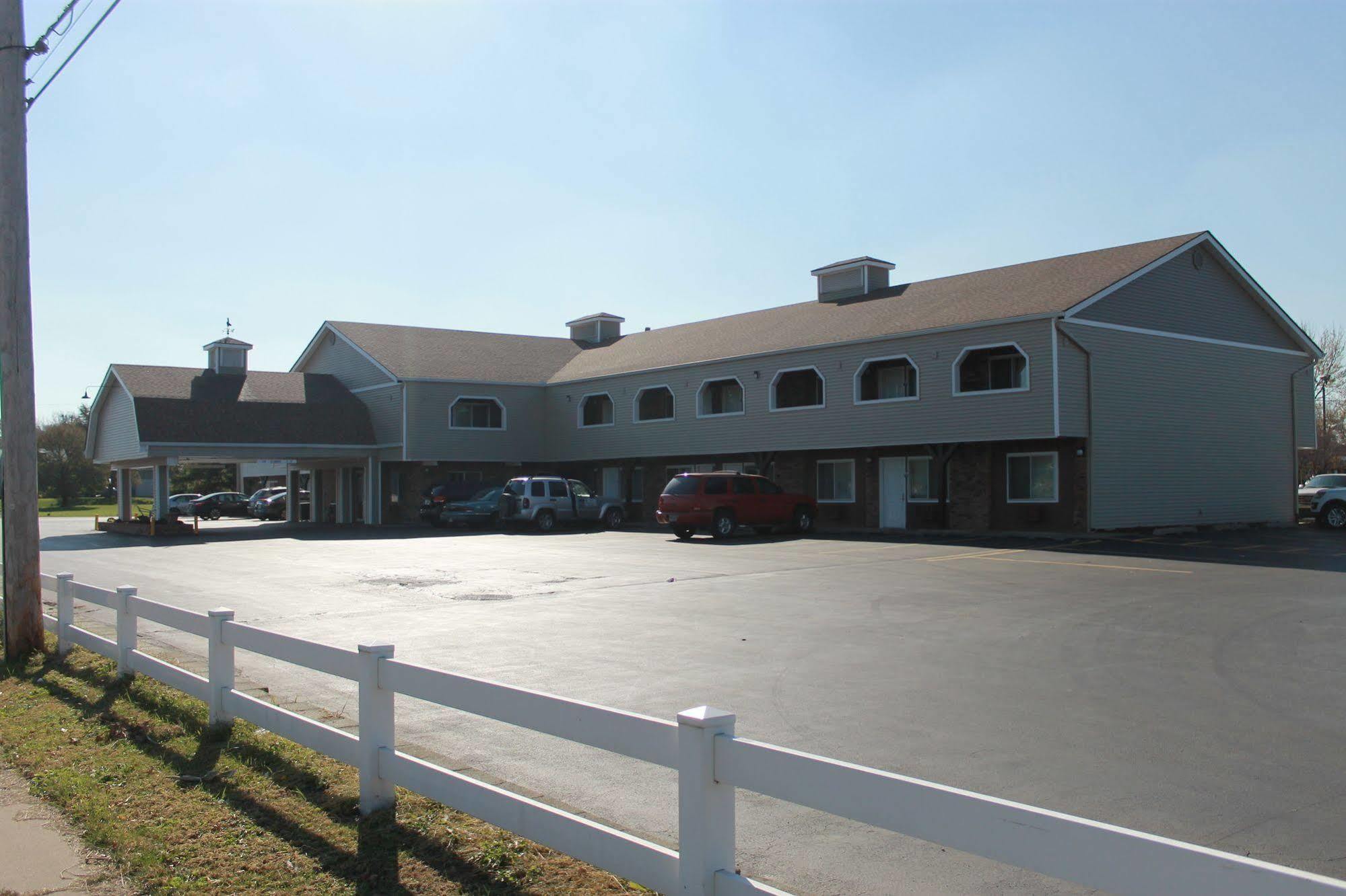 Days Inn By Wyndham Davenport Ia Exterior photo