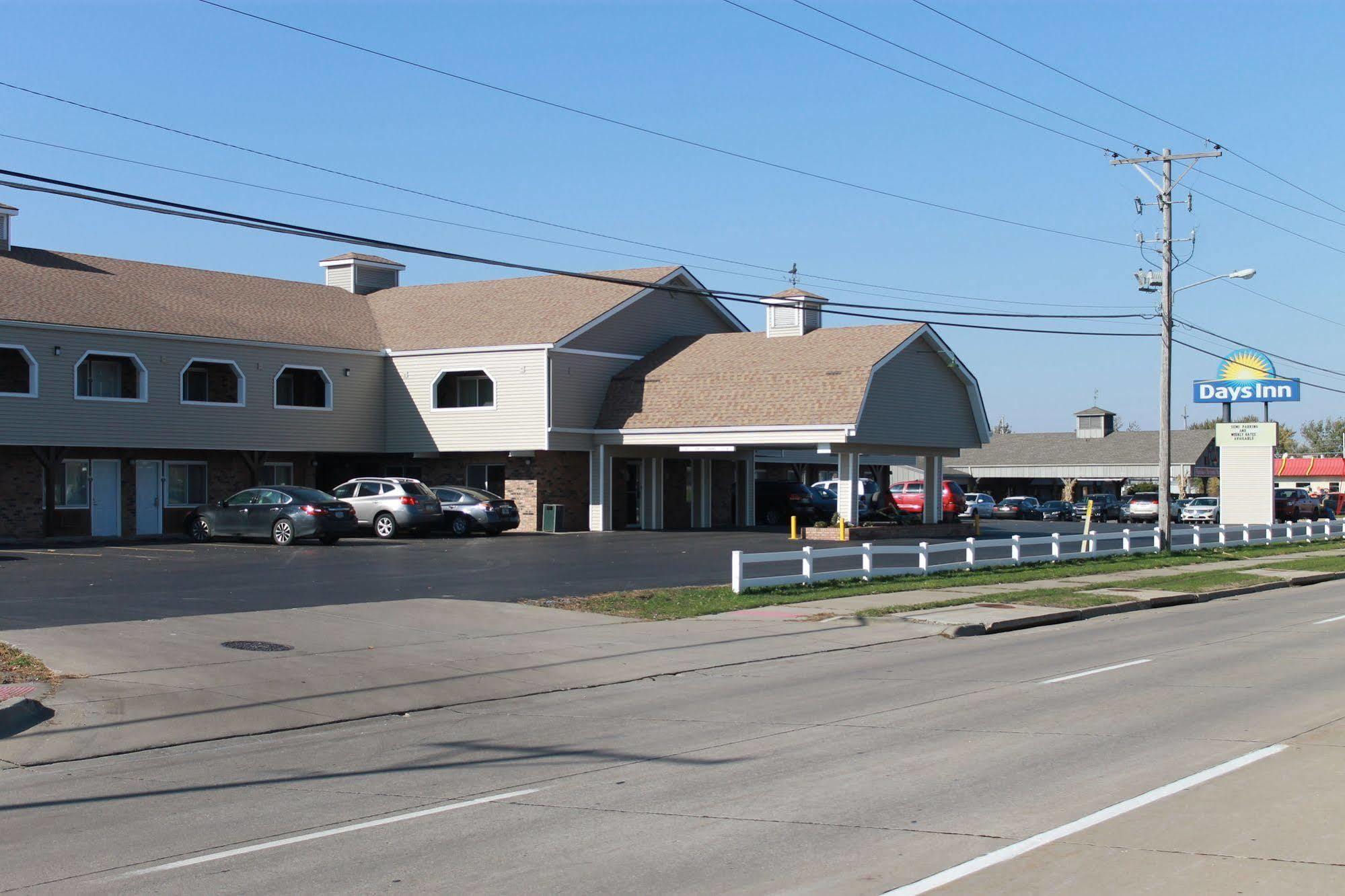 Days Inn By Wyndham Davenport Ia Exterior photo