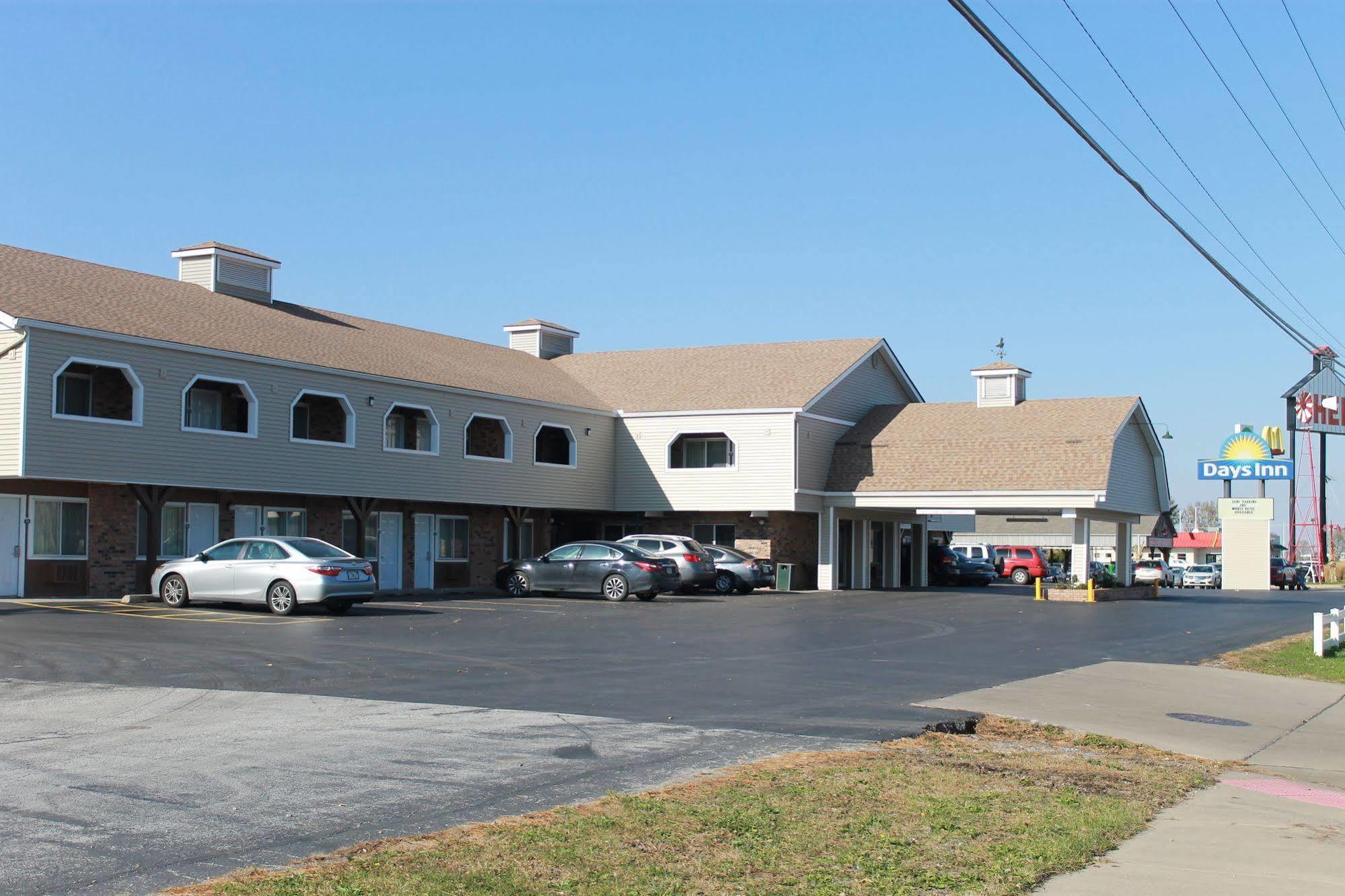 Days Inn By Wyndham Davenport Ia Exterior photo