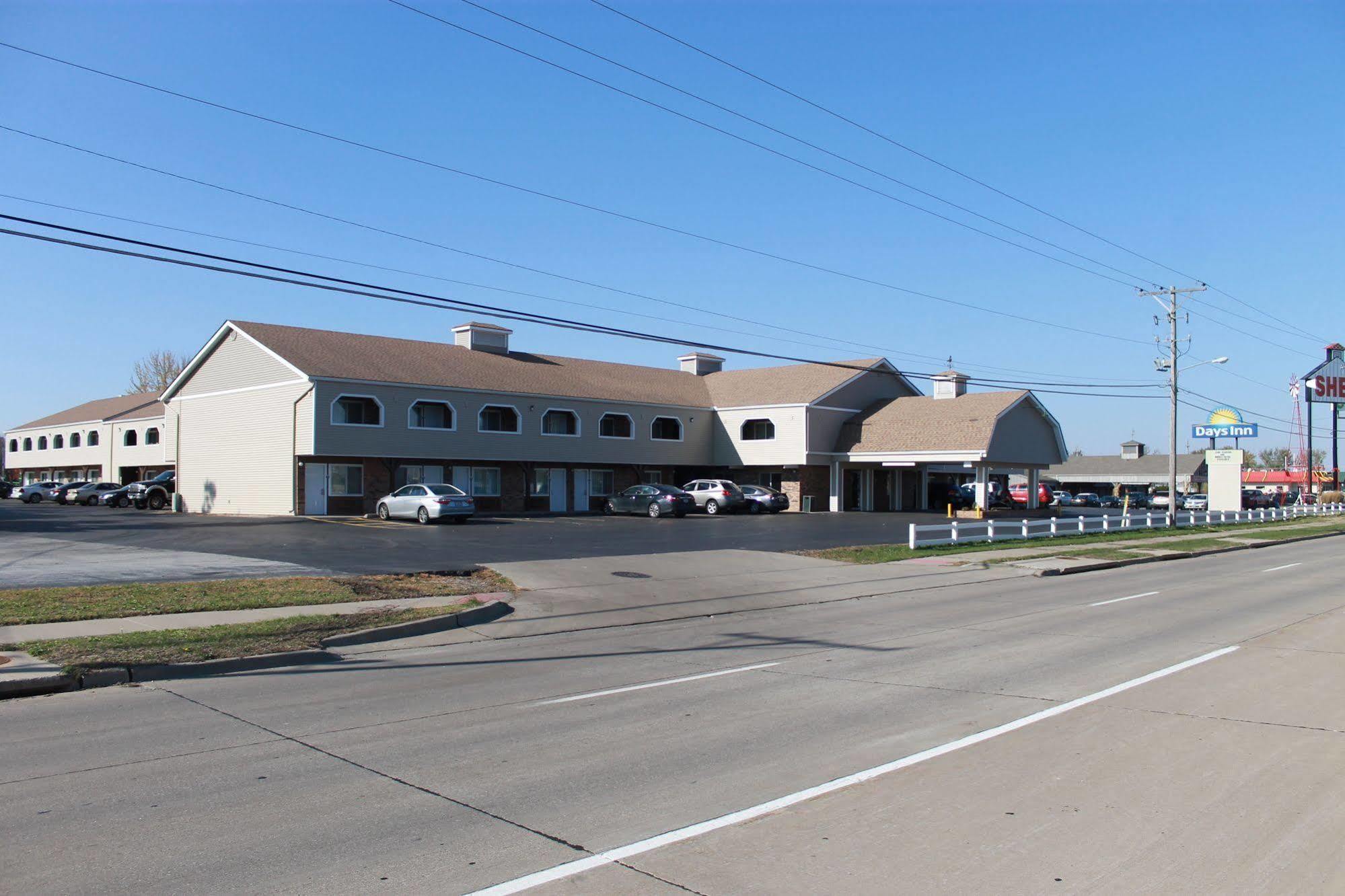 Days Inn By Wyndham Davenport Ia Exterior photo