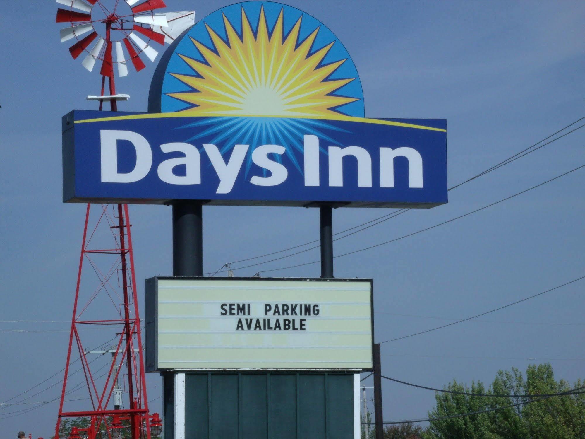 Days Inn By Wyndham Davenport Ia Exterior photo